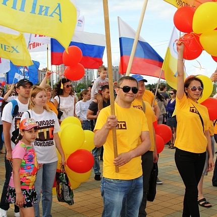 Молодые сотрудники СГМУП «Городские тепловые сети» приняли участие в традиционном  молодежном шествии «Будущее Сургута – это мы!»