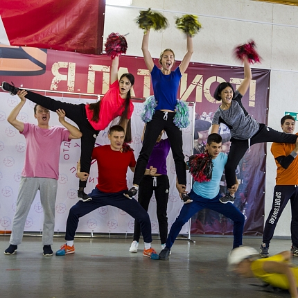 «Stand up», конкурс групп поддержки, веселые старты, фото-кросс – работающая молодежь Сургута встала  «На крыло!».