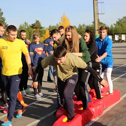 «Stand up», конкурс групп поддержки, веселые старты, фото-кросс – работающая молодежь Сургута встала  «На крыло!».